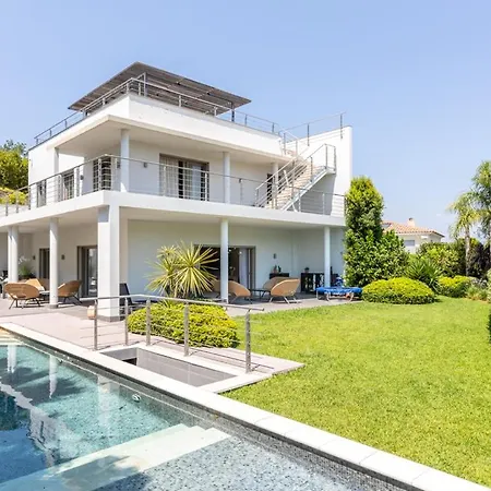 De Luxe Lord Brougham Villa